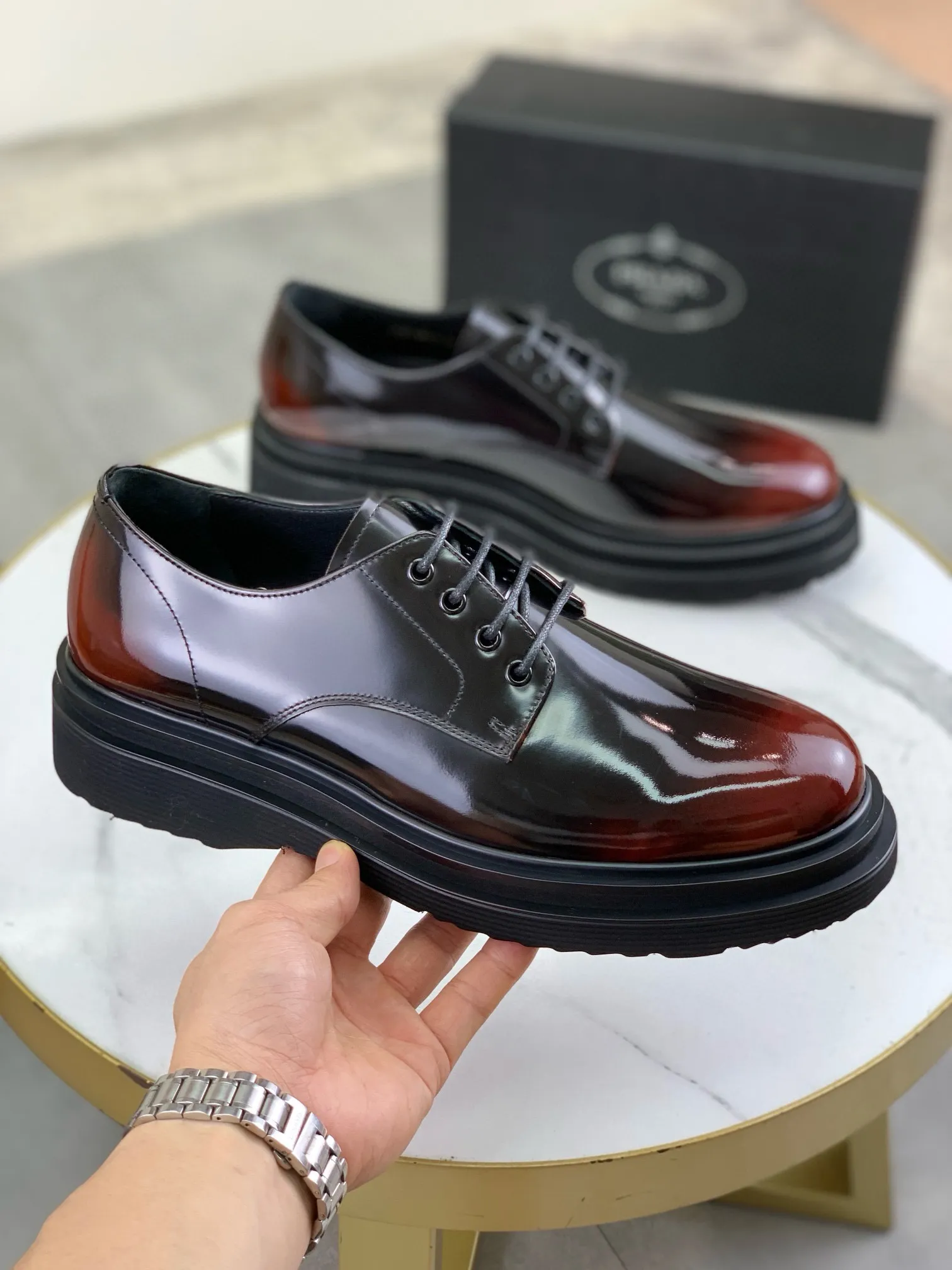 Factory price P880 💰Original quality, top version🔱 ＰＲＡＤＡPrada. Men's business casual leather shoes, top quality products. 1:1 shipment⬆️Luxurious and noble👞All imported original brand fabrics, just to create a more comfortable wearing experience. Upper: Original comfortable open edge bead-rubbed calf leather➕Top imported water-dyed full cow lining, original lightweight and comfortable TPU foam combination bottom✔️Code number: 39-44 (38.45 can be customized)